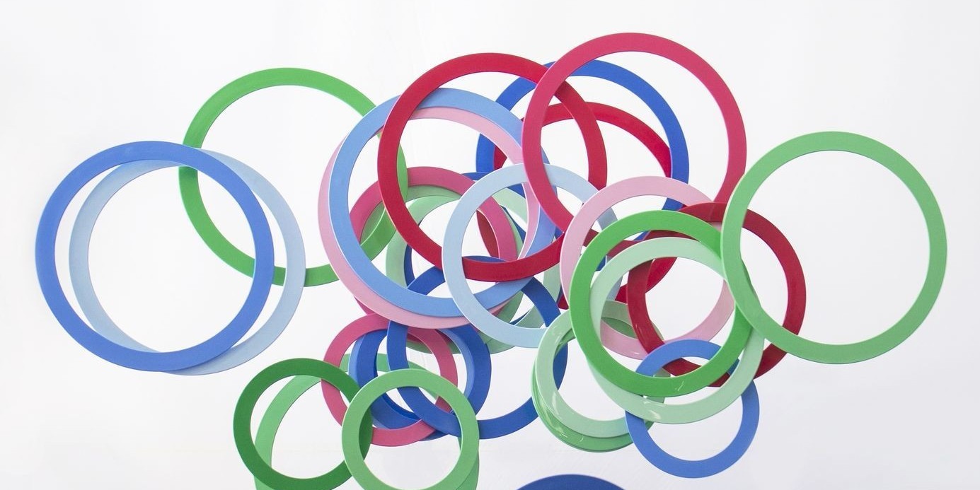 Eri värisiä renkaita lentää ilmassa.