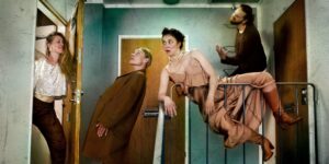 Hassun näköisiä ihmisiä sekoilee rappukäytävässä.